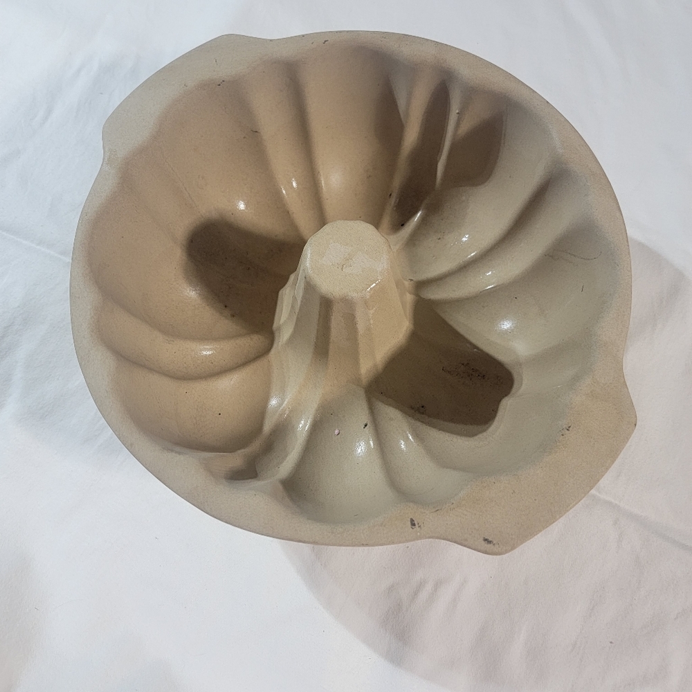 The pampered chef bundt cake pan